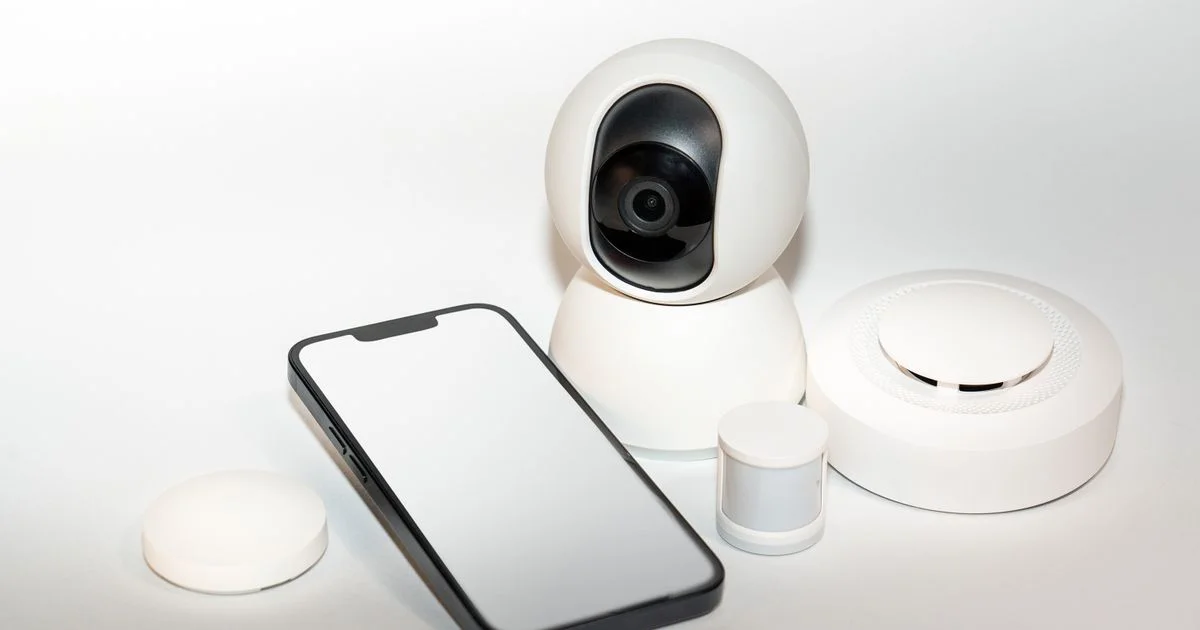 Home security system worth it: a starter kit with camera, motion sensor, siren and phone app